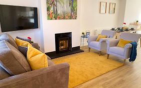 Stunning New House - Great Location - Garden - Parking - Fast Wifi - Smart Tv - Beautiful 2 Bedroom House Sleeps Up To 6! Only 5 Min Drive To Sandbanks Beach!