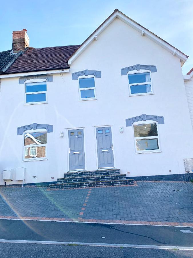 Sandbanks Garden Retreat: 2-Bedroom Smart Home Near Beach Poole Exterior photo